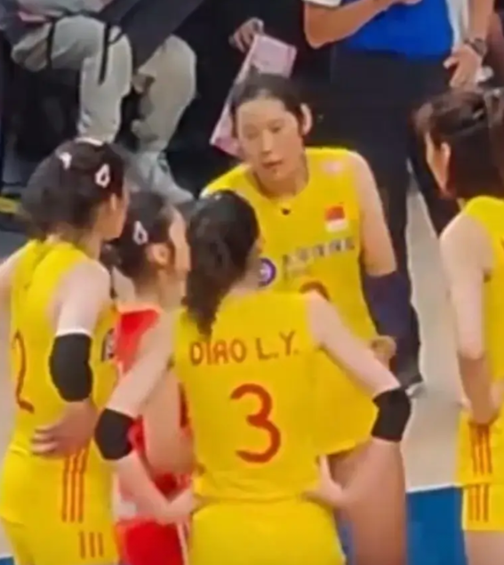 新组建的中国女排，1号是吴梦洁，2号是庄宇珊，替代了前女排袁心玥和朱婷的号码，大