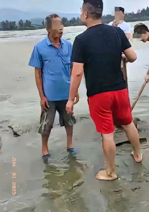 阳江发生一起关于“赶海”的争执，

      一位大爷说他承包了那片海域，不允