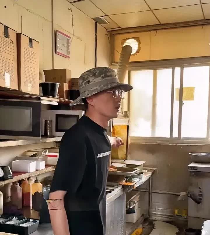 “狂飙兄弟”继续狂飙！
网络打假人“狂飙兄弟”又出手了，日前他发布视频在洛阳打