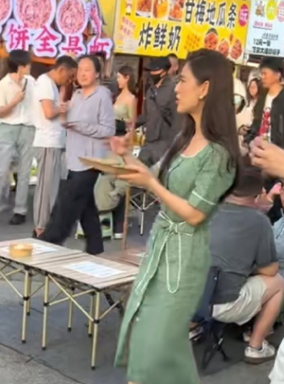 黄圣依现身北京月亮河小镇 绿色裙装尽显年轻与高级感