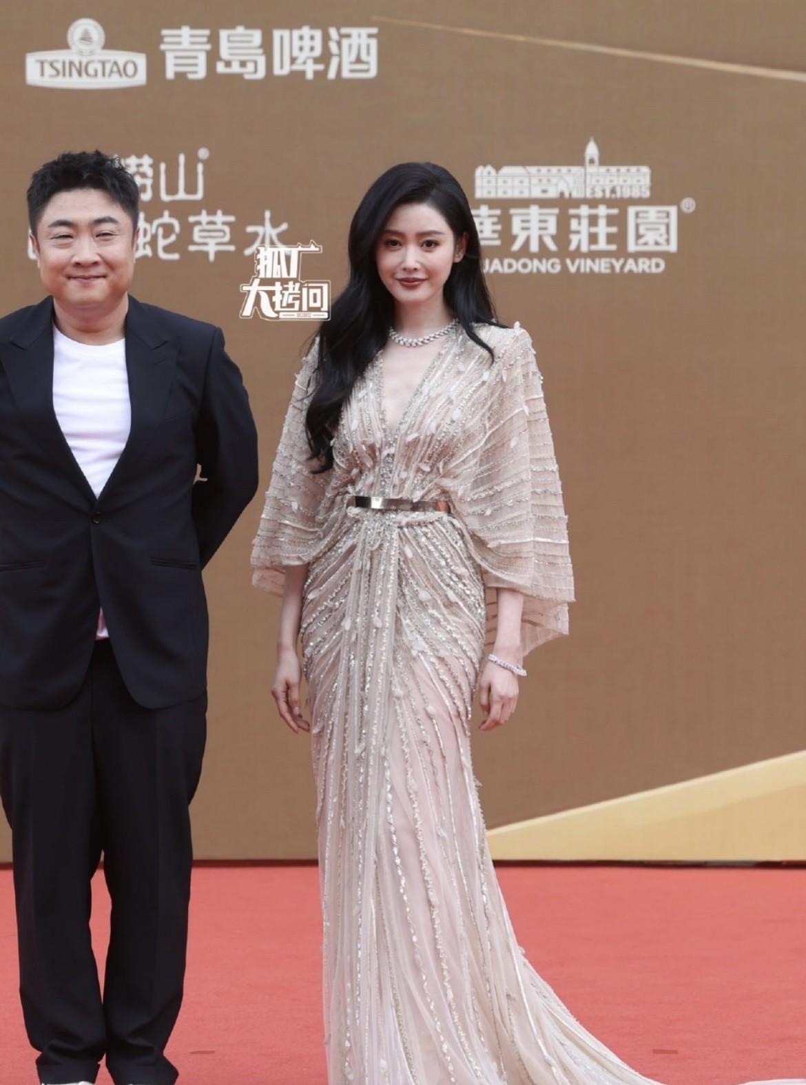 张天爱，165cm，不懂就问，小胖子男人挺眼熟的，何许人也？