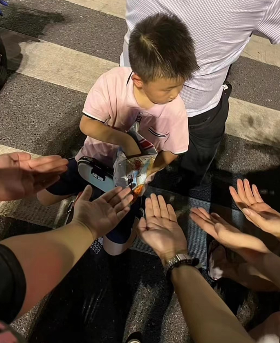 估计以后他再也不敢这样坐了