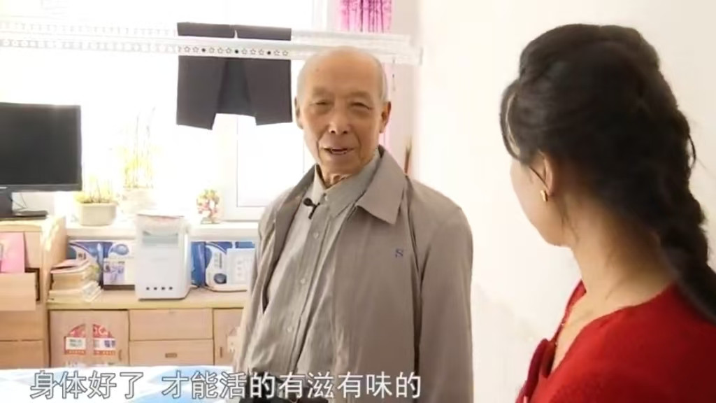 76岁大爷有房有钱身体棒，找年轻漂亮的老伴，如胶似漆过二人世界