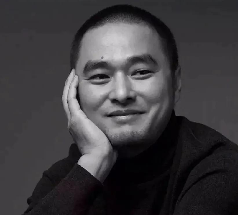 医学博士冯唐曾经说过：
“越老越发现，人生第一要紧的事就是睡觉，不是指性生活，而