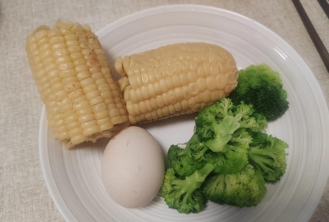 当我又把西兰花端上餐桌的时候，说明我又开始减肥了。
减肥是一件非常能照亮人性的行