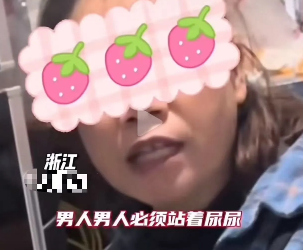 大家来评评理！2月初，一女子教儿子坐马桶上尿尿，遭亲妈怒斥：“你到底有没有脑子？