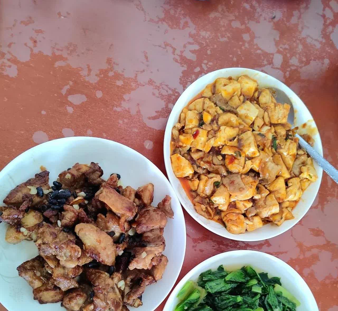还说给人端茶倒水，递纸拿笔的还又受气。  

习惯就好了。  

大伙说