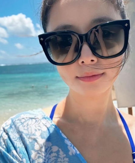 林心如穿泳装海边度假，48岁依旧清纯甜美，楚楚动人