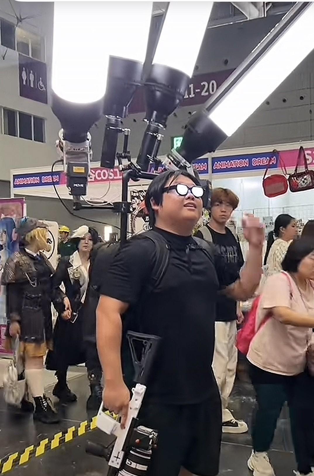 我愿称之为最炫酷摄影师，直接把自己搞成了一个外星战士形象。这个形象简直卷到了天上
