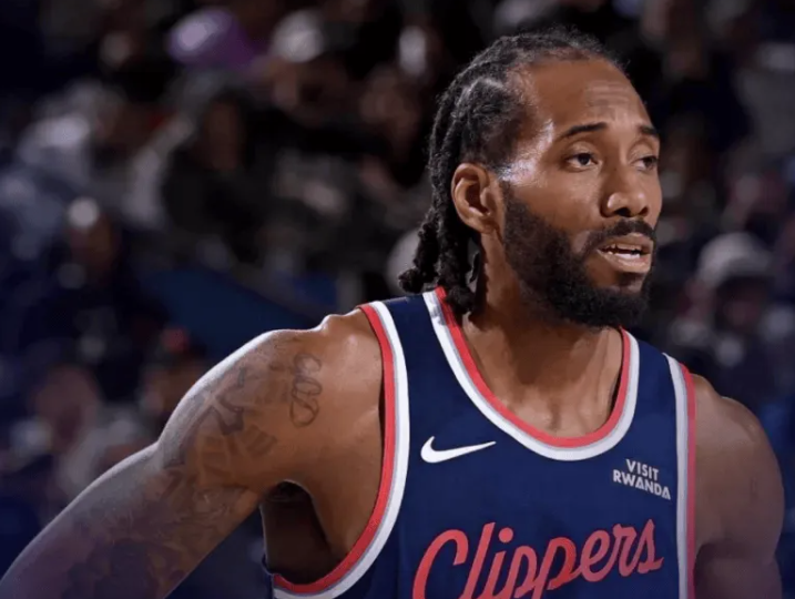 明日NBA常规赛：快船将于客场挑战湖人。
赛前，船记社媒发文表示：“科怀-伦纳德