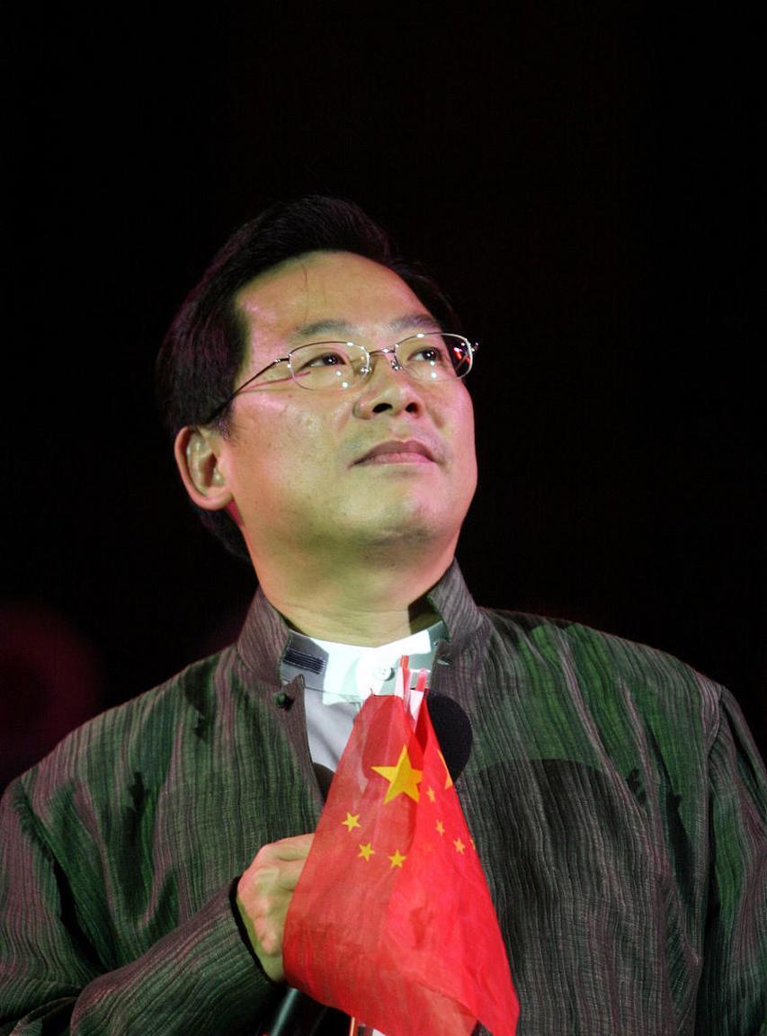 73岁张明敏坐观礼台，还是那件笔挺西装，还是那颗中国心！
镜头扫过，他秒变“春晚