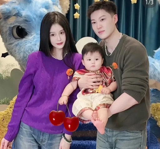 惊掉下巴～～～
赵本山女婿的家庭背景实在是令人惊讶，家庭的父母常年在国外，家族是