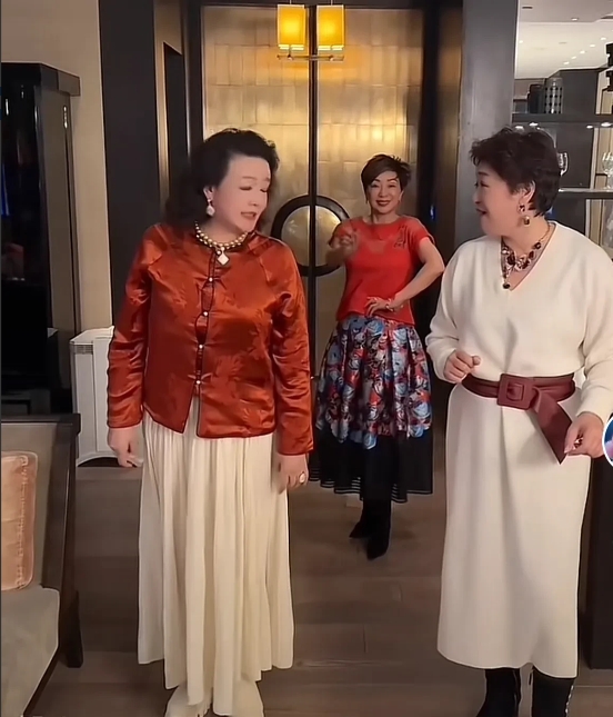 太逗了
别人跳广场舞优美婉约，张兰怎么直接跳出了大哥的感觉啊[捂脸]
张兰这是彻