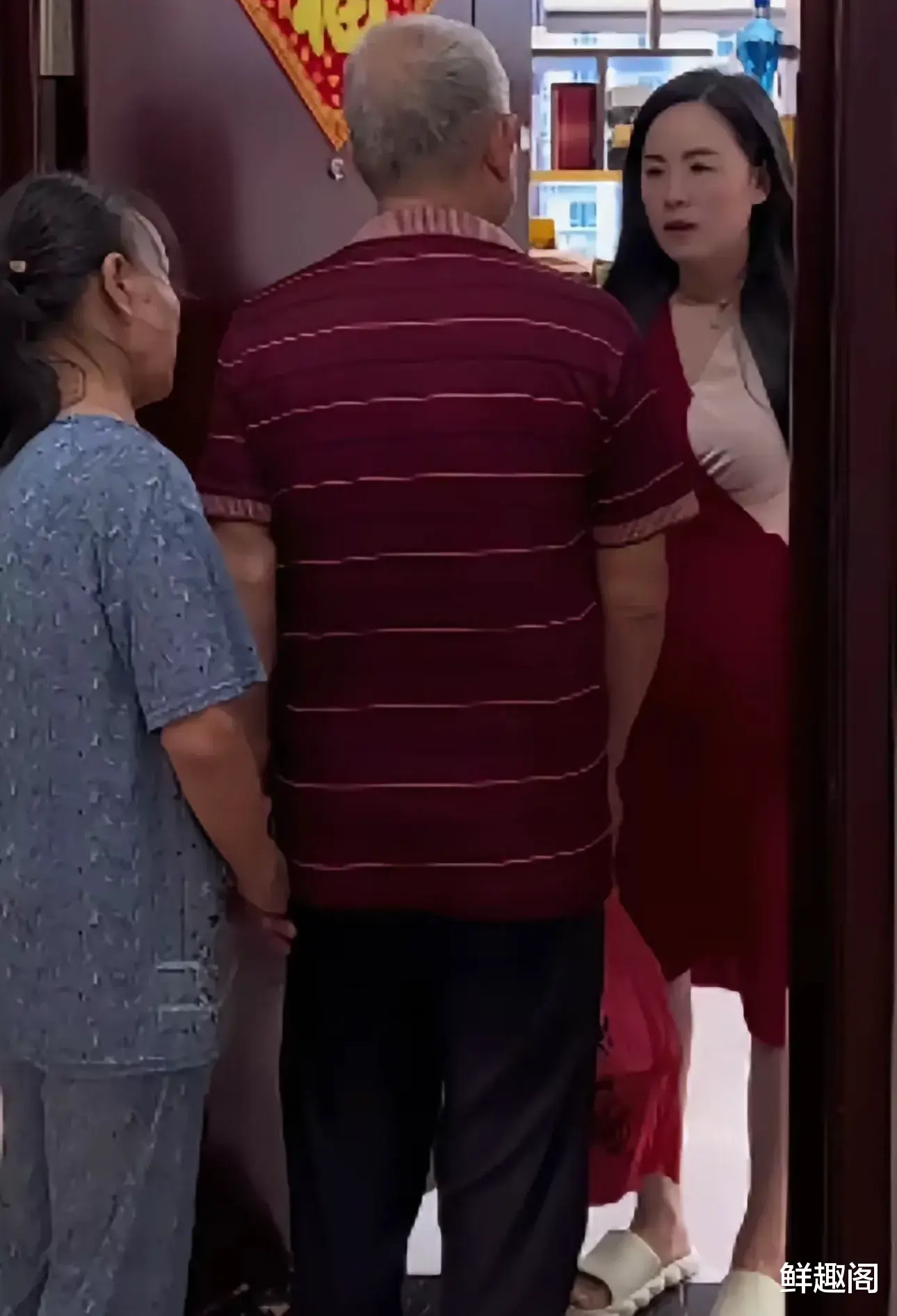 七旬老人当街下跪求女儿救老伴儿！女儿：几百万给儿子却找我养老