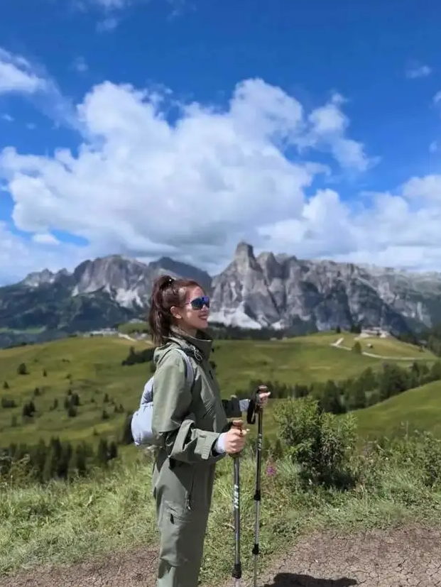 章泽天在意大利登山，扎着高马尾年轻又活力，不像是孩子的妈妈