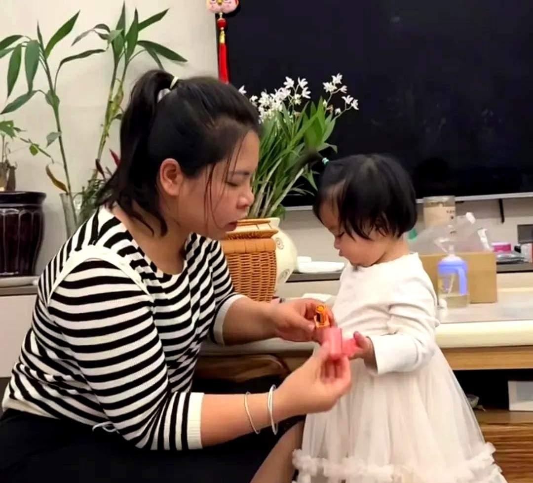大家别被农村小英子给骗了！真实情况绝对不是这样！
最近，农村四哥两口子因为在不在