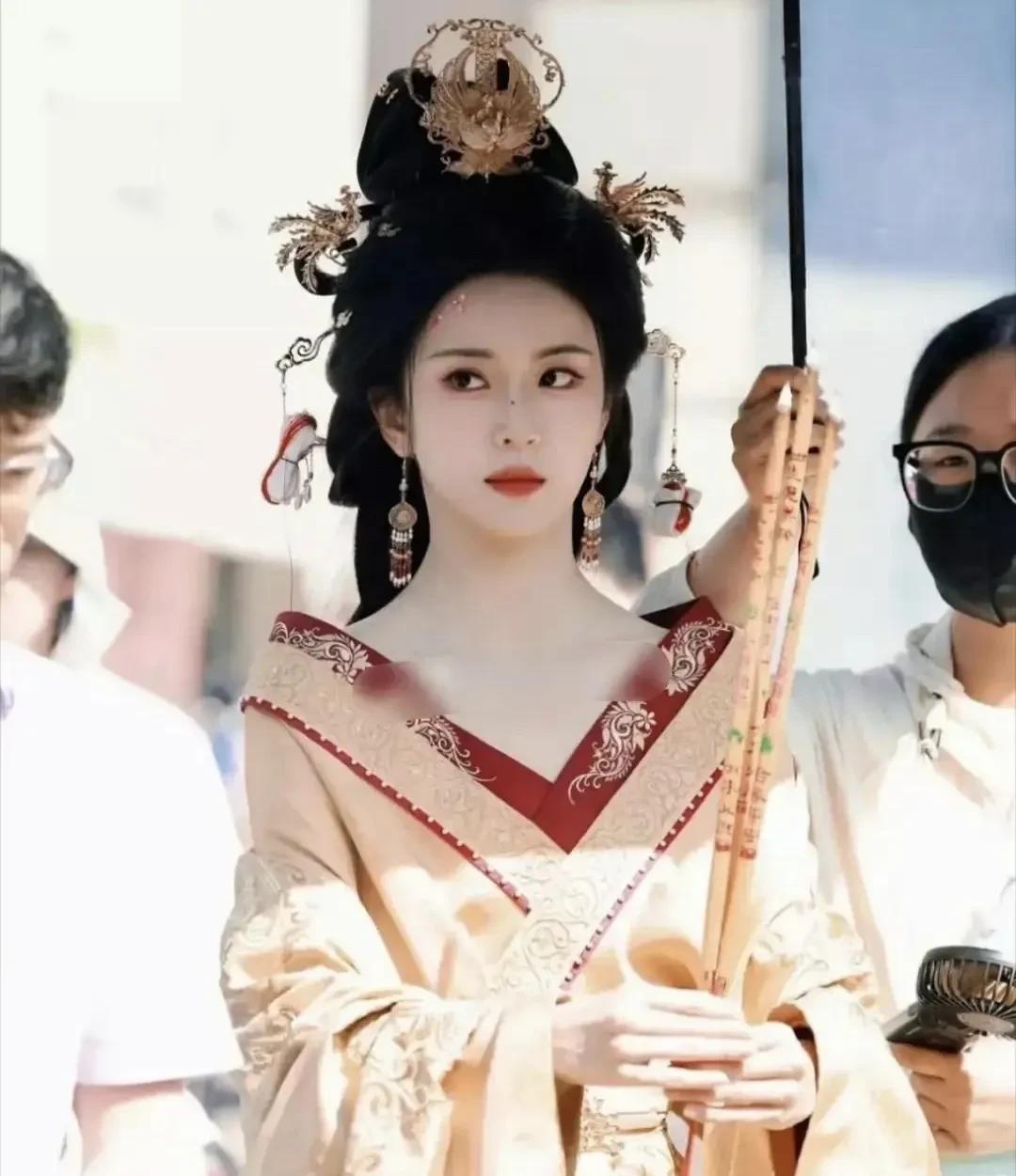 现在短剧女演员颜值都挺高，这是哪位？[看]