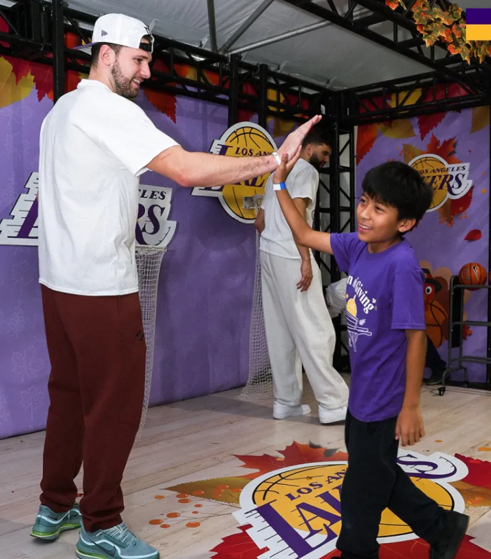 湖人社媒晒出球员们参与本地社区关怀活动的精彩瞬间。
卢卡-东契奇等球员参与本次活