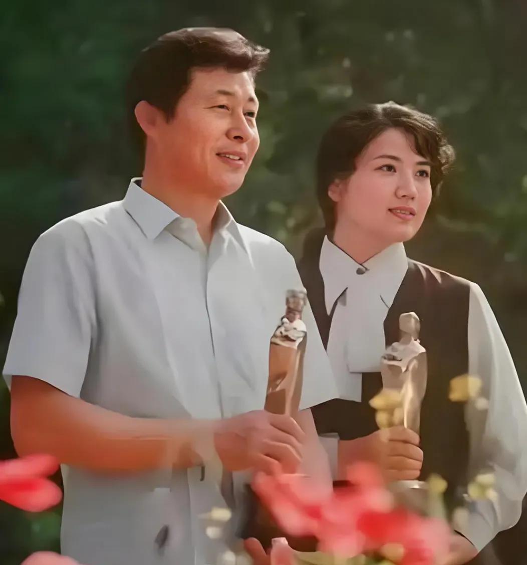 手捧奖杯的女人，站在那，眼神凝视前方，好美好有气质，给人一种不一样的美感！李秀明