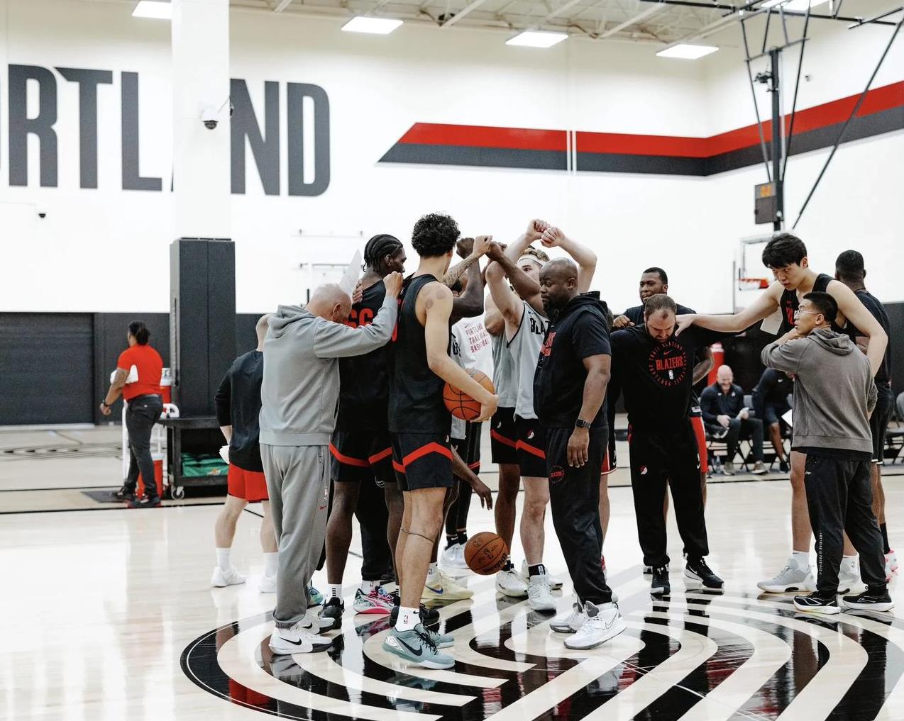 杨瀚森闪耀开拓者试训，NBA征程开启
近日，开拓者官方社交媒体发布了一组试训照片