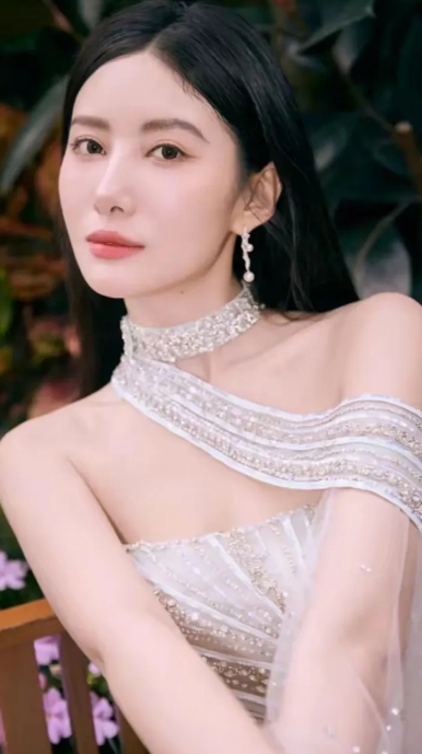 吴优1993年生于山东济南，毕业于北电。2014年出道，凭微电影《鲤鱼》获金鸡百
