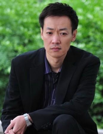 辛柏青说，演话剧是我的本职工作，演影视是顺带脚的事。
因为我就是中国国家话剧院的