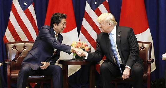 特朗普在“消费”安倍？称他“了不起”，很懂自己。2日，特朗普在白宫签署两项关于所