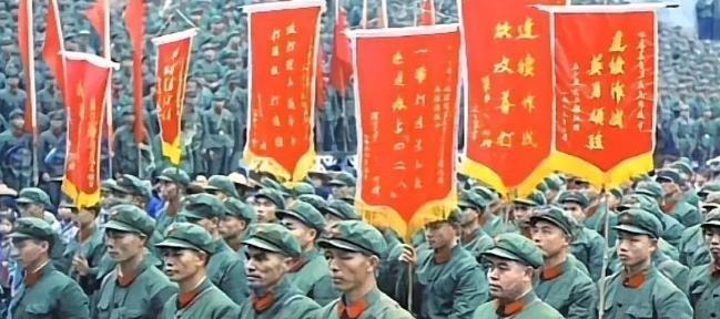 有一次，对越自卫反击战“出征”前，战士们含泪写下了遗书。突然，军长问道：“战士们