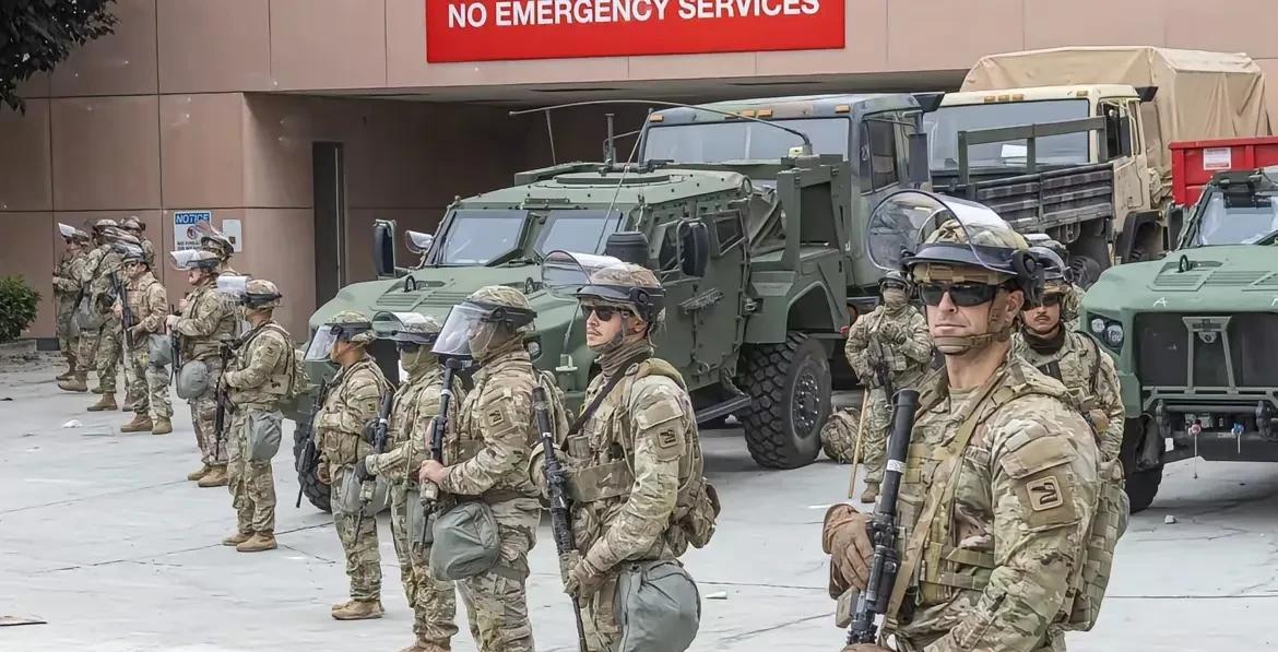美国加州的“武警”(国民警卫队)在执行维稳行动，确保加州不被分裂分子颠覆。在全副