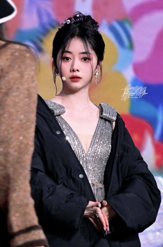 谭松韵生图！
她本人身材娇小长着一张娃娃脸，虽然33岁了还是那么年轻可爱俏皮灵动