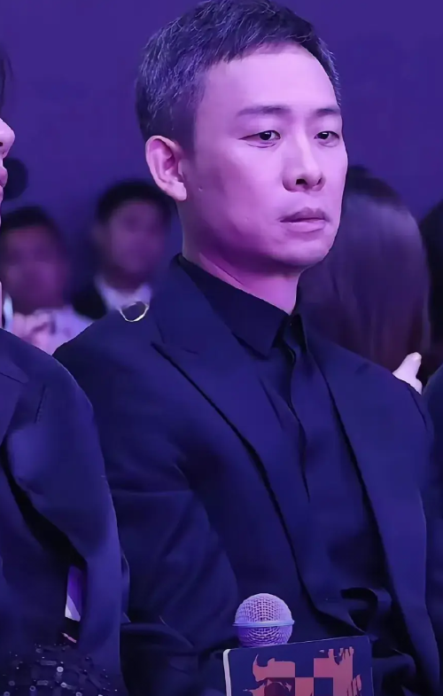 这次张译息影退圈，
背后肯定有高人指点。
他演完《以法之名》后，被骂上热搜。
