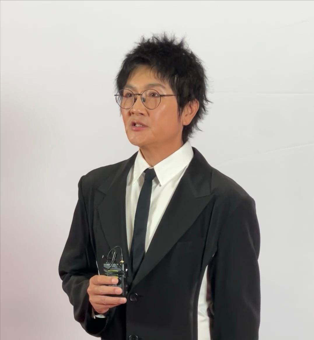 他确实以前是歌坛一哥，事业非常成功的，可能越成功的人越接受不了自己的衰老吧，不过