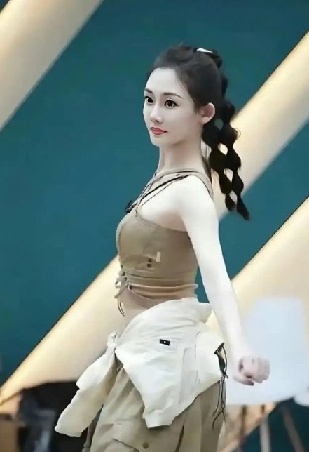 苗苗看着好嫩啊，怪不得郑凯迷的不要不要的。