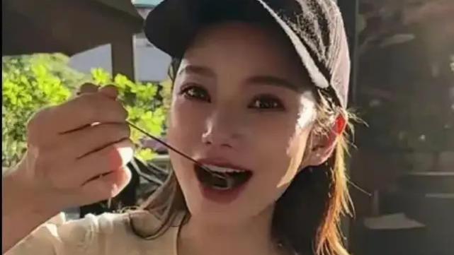 马筱梅晒出妈妈做的菜，荤素搭配，色香味俱全，其中一道是传统菜