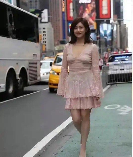 颜值相当可以，就是这个衣服真是选错了…… ​​​