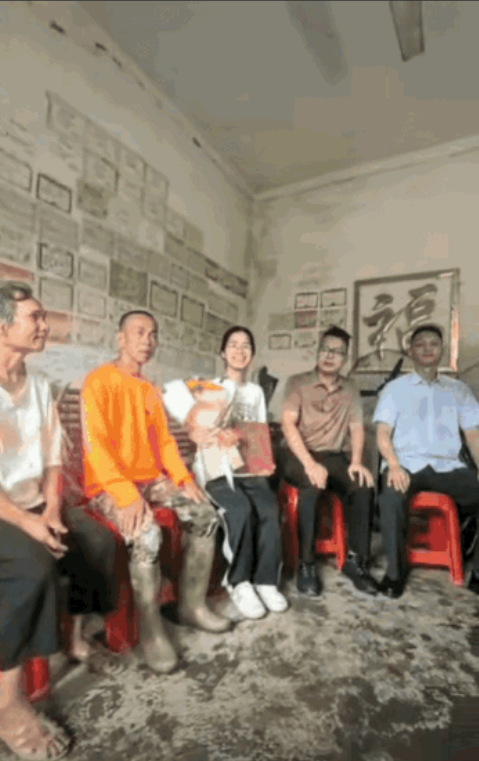 “这才是正宗寒门贵子！”广西，女孩正在家干农活，突然有人喊她收快递，原来，邮政快