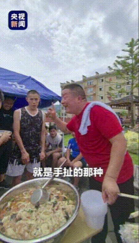这比直接捐款来得实在多了，河南男子带着6000份烩面去榕江，1500公里，他给大