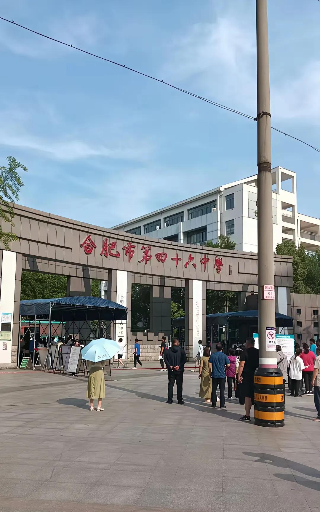 今天是安徽中考第一天。据说合肥中考录取率70%，在全国都是很高的，40%学生能上