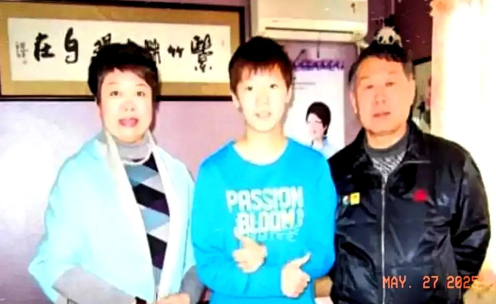 王曼昱的父亲并不是卖肉夹馍出身的！
他的父亲是齐齐哈尔市某个企业的车间主任，因为