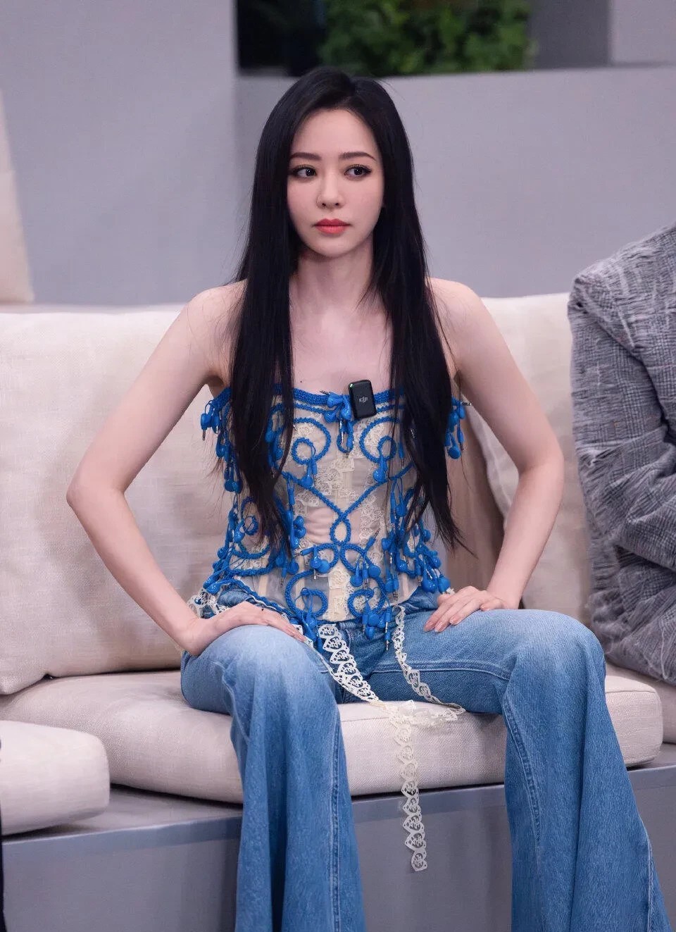 张靓颖坐姿好霸气，脸蛋太绝了，感觉她是越来越迷人了，你们说是不！