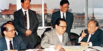 霍英东与乔石在一起，霍英东曾任政协副主席，他致力于家乡建设，并在提升国家体育事业