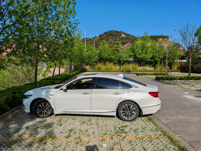 让新款黯然失色的老款设计
1️⃣便让我条件反射性的想起了第十代与第十一代雅阁。不