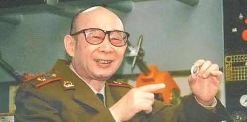 中国导弹为什么如此精准？全靠这位身穿5块钱背心的老人！他曾用18月就破解了“钱学