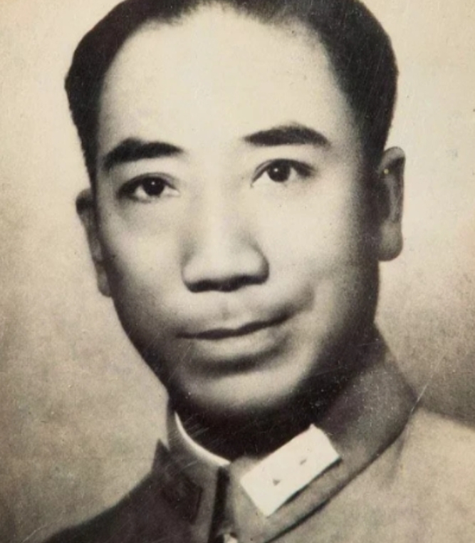1924年，杜月笙接到手下电话，“老大，有人出老千砸场子，砍不砍？但他说是您的朋