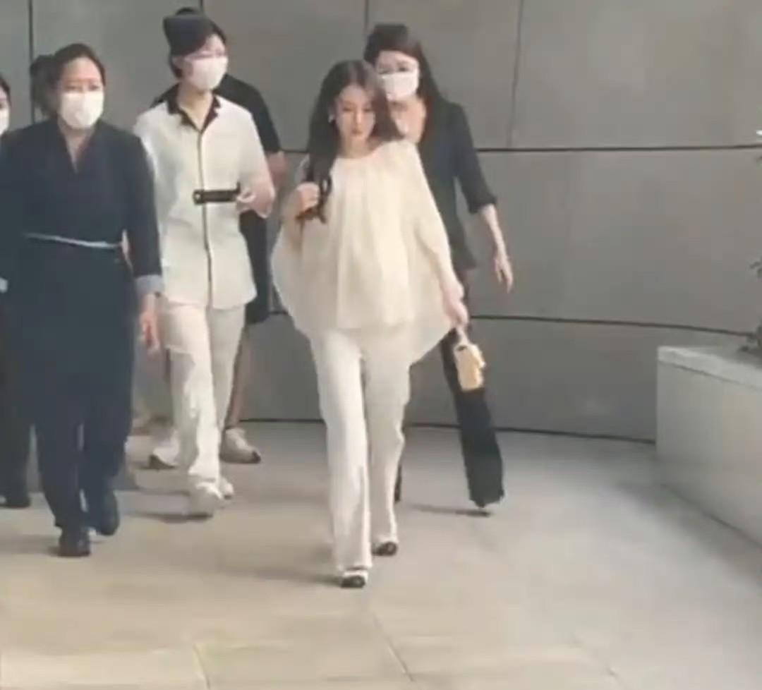 方媛这胎估计怀的是儿子，因为明显感觉这胎怀的很高调！[呲牙]
不仅隔三差五上个热