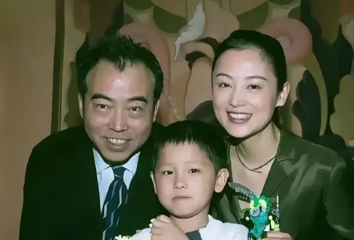 2003年，陈红和丈夫陈凯歌，大儿子一张温馨的合影，那时初为人母的陈红脸上洋溢着