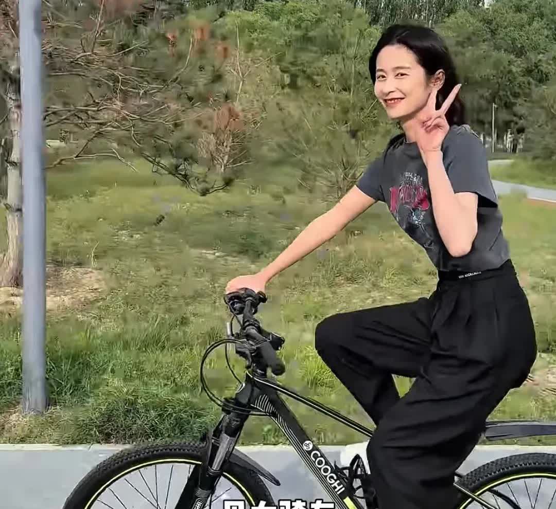 颖儿和老公一起陪女儿骑自行车，付辛博一路小跑为孩子扶着车子，老父亲太宠女儿了。
