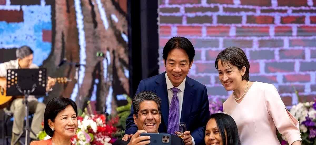 赖清德老婆心里想说：我还在这里呢，你俩注意一下！！！

现场镜头扫到吴玫如的