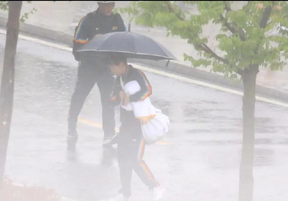 是下暴雨还会自己踩水玩的孙颖莎，就像她现在身边有人竞争，有人窥视，环境如同暴雨般