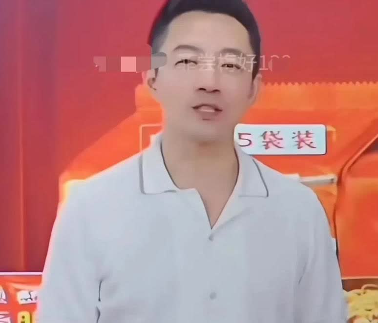 小汪总太搞笑了，他肯定是经常在家里陪孩子看动画片吧，居然在直播中唱起了蓝精灵的歌